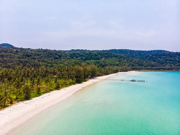 Plaj ve deniz paradise Island tatil için Hindistan cevizi hurma ağacı ile güzel havadan görünümü