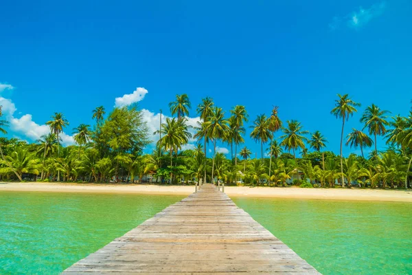 Ahşap iskele veya Cennet Adası için seyahat etmek tatil tropikal plaj ve ile köprü