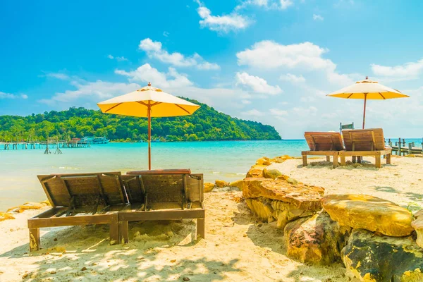 Şemsiye ve güzel tropikal plaj ve deniz paradise Island Seyahat ve tatil için Hindistan cevizi hurma ağacı ile sandalye