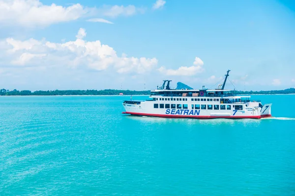 Koh Samui Adası, Tayland - 14 Mayıs 2018: Tayland Koh Samui Adası'na Seatran feribot taşıma yolcu Donsak iskele Surat Thani Eyaleti