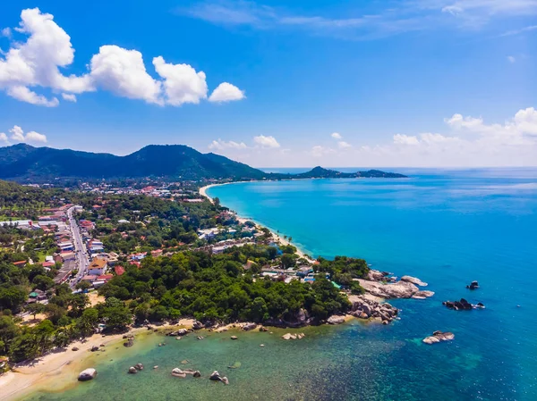 Koh samui Adası Tatil ve seyahat için mavi gökyüzünde üzerinde pek çok ağaç ve beyaz bulut deniz ve plaj güzel havadan görünümü
