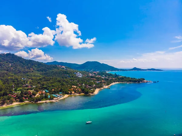 Güzel tropikal plaj ve deniz hurma ve koh samui Adası seyahat ve tatil için diğer ağacında havadan görünümü