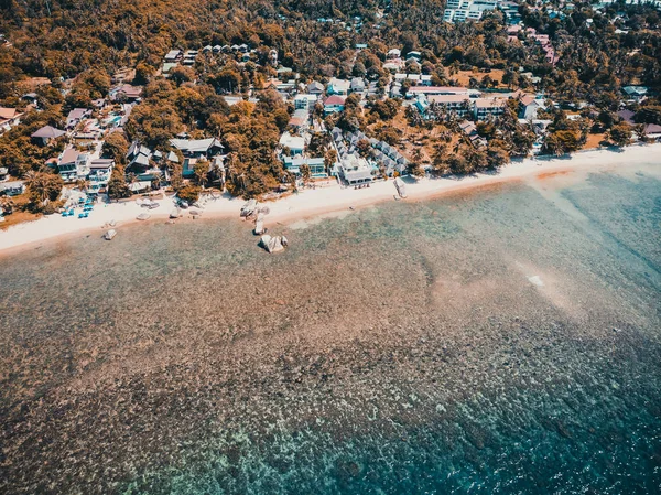 Koh samui Adası Tatil ve seyahat için mavi gökyüzünde üzerinde pek çok ağaç ve beyaz bulut deniz ve plaj güzel havadan görünümü