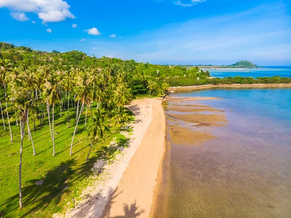 Güzel tropikal plaj ve deniz hurma ve koh samui Adası seyahat ve tatil için diğer ağacında havadan görünümü