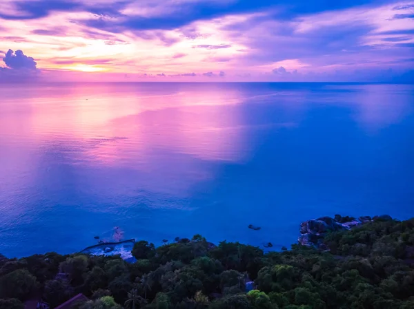 Güzel tropikal plaj ve deniz hurma ve koh samui Adası Tayland tatil ve seyahat için günbatımı zaman diğer ağacında havadan görünümü