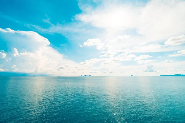 Güzel beyaz bulut mavi gökyüzü ve deniz ya da okyanus arka planı için