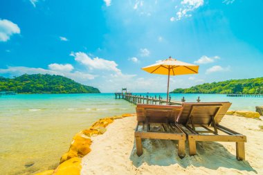 Şemsiye ve güzel tropikal plaj ve deniz paradise Island Seyahat ve tatil için Hindistan cevizi hurma ağacı ile sandalye