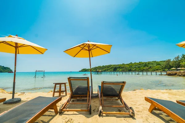 Paraply Och Stol Vackra Tropiska Stranden Och Havet Med Coconut — Stockfoto