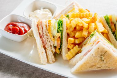 Club sandviç pastırma peynir, jambon sebze ve sos beyaz plaka ile