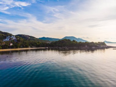 Güzel tropikal plaj ve deniz hurma ve koh samui Adası seyahat ve tatil için diğer ağacında havadan görünümü