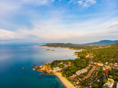 Güzel tropikal plaj ve deniz hurma ve koh samui Adası seyahat ve tatil için diğer ağacında havadan görünümü