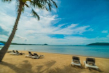 Soyut bulanıklık ve tropikal plaj ve deniz seyahat ve tatil için Hindistan cevizi hurma ağacı arka plan ile defocused