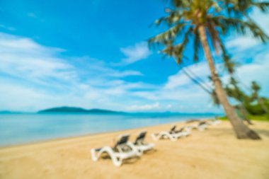 Soyut bulanıklık ve tropikal plaj ve deniz seyahat ve tatil için Hindistan cevizi hurma ağacı arka plan ile defocused