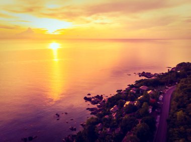 Güzel tropikal plaj ve deniz hurma ve koh samui Adası Tayland tatil ve seyahat için günbatımı zaman diğer ağacında havadan görünümü