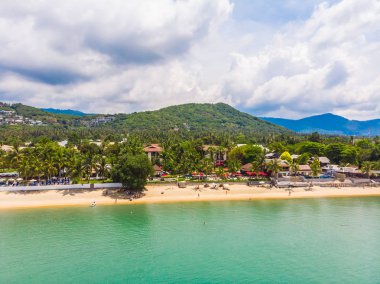 Güzel tropikal plaj ve deniz hurma ve koh samui Adası seyahat ve tatil için diğer ağacında havadan görünümü