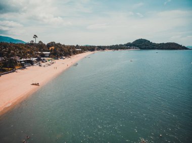 Güzel tropikal plaj ve deniz hurma ve koh samui Adası seyahat ve tatil için diğer ağacında havadan görünümü