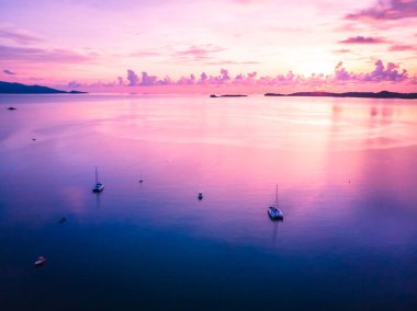 Güzel tropikal plaj ve deniz hurma ve koh samui Adası Tayland tatil ve seyahat için günbatımı zaman diğer ağacında havadan görünümü