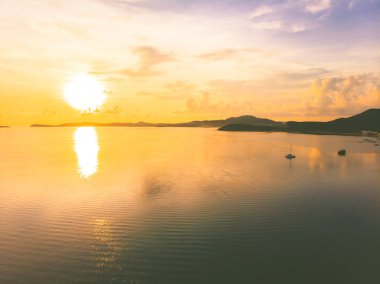 Güzel tropikal plaj ve deniz hurma ve koh samui Adası Tayland tatil ve seyahat için günbatımı zaman diğer ağacında havadan görünümü