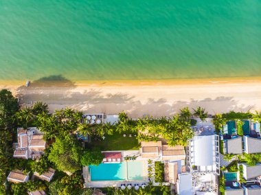 Güzel tropikal plaj ve deniz hurma ve koh samui Adası seyahat ve tatil için diğer ağacında havadan görünümü
