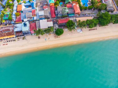 Güzel tropikal plaj ve deniz hurma ve koh samui Adası seyahat ve tatil için diğer ağacında havadan görünümü