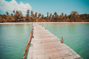 Ahşap iskele veya Cennet Adası için seyahat etmek tatil tropikal plaj ve ile köprü
