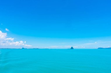 Güzel deniz ve okyanus mavi gökyüzü arka plan bulut ile