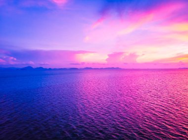 Güzel tropikal plaj ve deniz hurma ve koh samui Adası Tayland tatil ve seyahat için günbatımı zaman diğer ağacında havadan görünümü