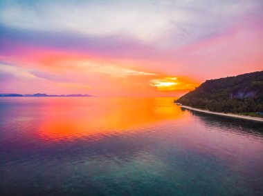 Güzel tropikal plaj ve deniz hurma ve koh samui Adası Tayland tatil ve seyahat için günbatımı zaman diğer ağacında havadan görünümü
