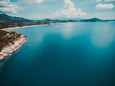 Güzel tropikal plaj ve deniz hurma ve koh samui Adası seyahat ve tatil için diğer ağacında havadan görünümü