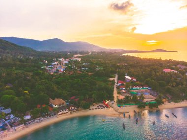 Güzel tropikal plaj ve deniz hurma ve koh samui Adası Tayland tatil ve seyahat için günbatımı zaman diğer ağacında havadan görünümü