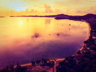 Güzel tropikal plaj ve deniz hurma ve koh samui Adası Tayland tatil ve seyahat için günbatımı zaman diğer ağacında havadan görünümü