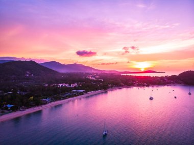 Güzel tropikal plaj ve deniz hurma ve koh samui Adası Tayland tatil ve seyahat için günbatımı zaman diğer ağacında havadan görünümü