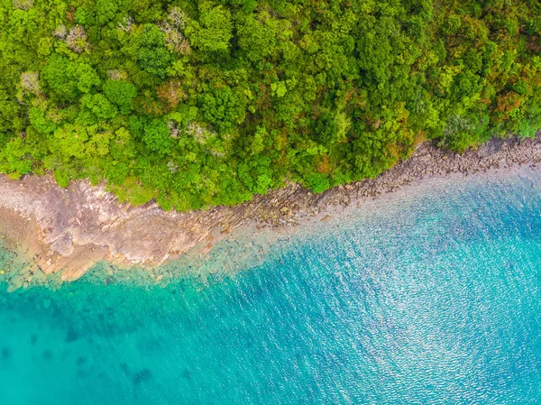 Güzel doğa tropikal plaj ve deniz kayık tekne ve Hindistan cevizi hurma ağacı Cennet Adası için seyahat etmek tatil