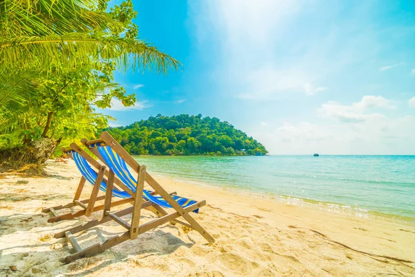 美しい熱帯のビーチと旅行や休暇のための楽園の島のココナッツのヤシの木と海の椅子 — ストック写真