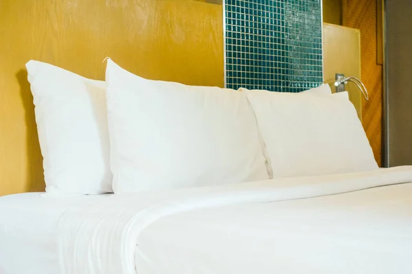 ホテル寝室のインテリアでベッドの装飾の上に白い枕 — ストック写真