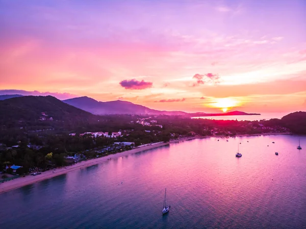 Güzel tropikal plaj ve deniz hurma ve koh samui Adası Tayland tatil ve seyahat için günbatımı zaman diğer ağacında havadan görünümü