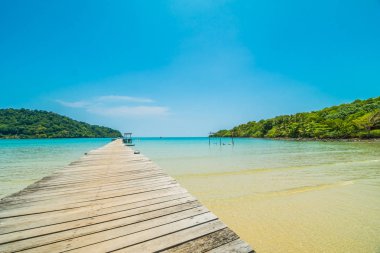 Ahşap iskele veya Cennet Adası için seyahat etmek tatil tropikal plaj ve ile köprü