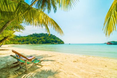 Güzel tropikal plaj ve deniz paradise Island Seyahat ve tatil için Hindistan cevizi hurma ağacı