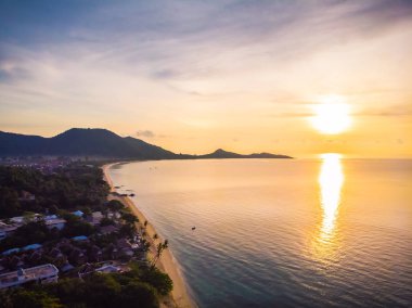 Güzel tropikal plaj ve deniz hurma ve koh samui Adası Tayland tatil ve seyahat için gündoğumu zaman diğer ağacında havadan görünümü