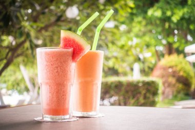 Cam sağlıklı yiyecek ve içecek için karpuz meyve ve papaya suyu smoothies