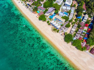 Güzel tropikal plaj ve deniz hurma ve koh samui Adası seyahat ve tatil için diğer ağacında havadan görünümü