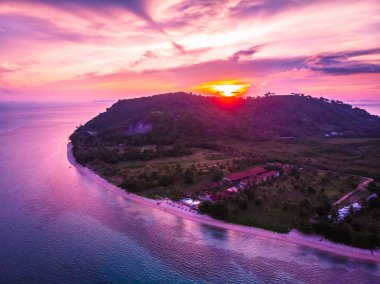 Güzel tropikal plaj ve deniz hurma ve koh samui Adası Tayland tatil ve seyahat için günbatımı zaman diğer ağacında havadan görünümü