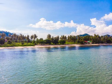 Güzel tropikal plaj ve deniz hurma ve koh samui Adası seyahat ve tatil için diğer ağacında havadan görünümü