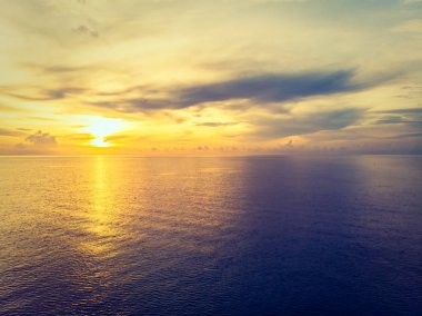 Güzel tropikal plaj ve deniz hurma ve koh samui Adası Tayland tatil ve seyahat için günbatımı zaman diğer ağacında havadan görünümü