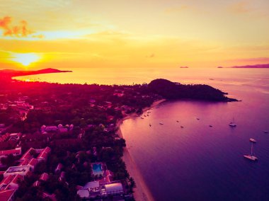 Güzel tropikal plaj ve deniz hurma ve koh samui Adası Tayland tatil ve seyahat için günbatımı zaman diğer ağacında havadan görünümü