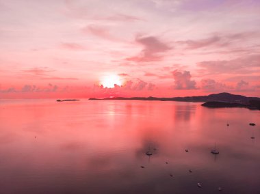 Güzel tropikal plaj ve deniz hurma ve koh samui Adası Tayland tatil ve seyahat için günbatımı zaman diğer ağacında havadan görünümü