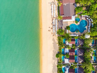Güzel tropikal plaj ve deniz hurma ve koh samui Adası seyahat ve tatil için diğer ağacında havadan görünümü