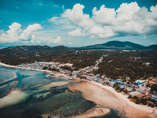 Vista Aérea Hermosa Playa Tropical Mar Con Palmeras Otros Árboles — Foto de Stock