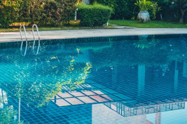 Güzel lüks otel ve resort tatil seyahat ve tatil için merdiven ile açık yüzme havuzu