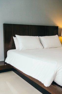 Beyaz rahat yastık yatak dekorasyon otel yatak odasında